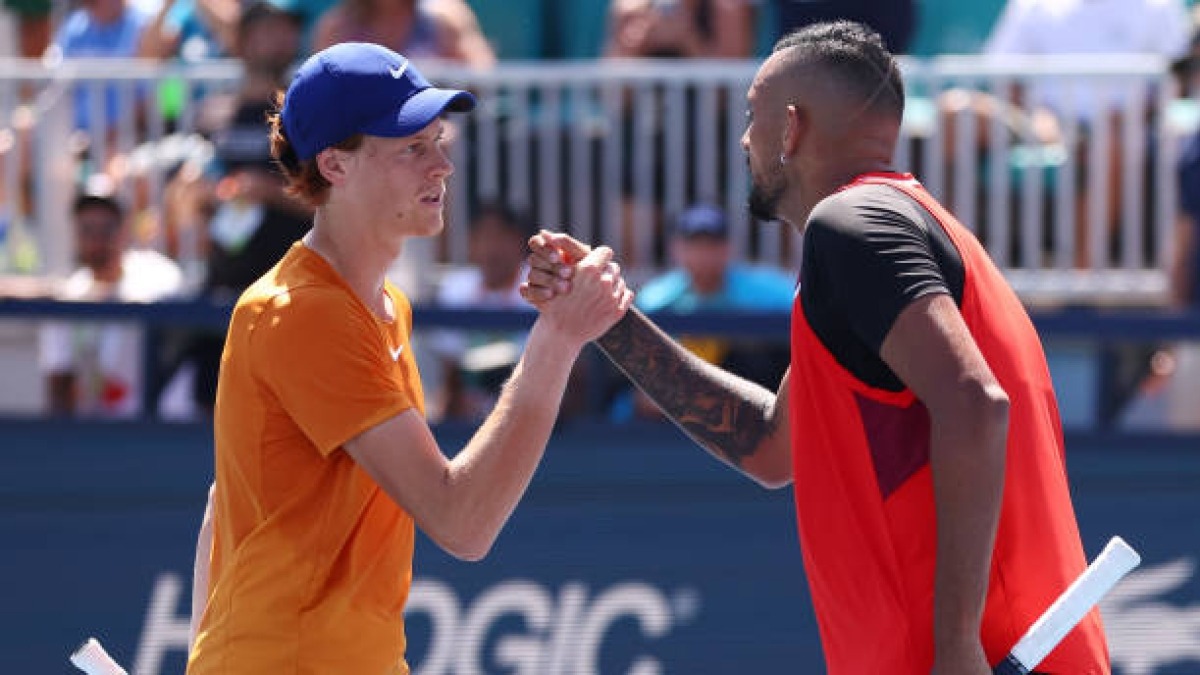 Kyrgios (phải) bắt tay Sinner sau trận đấu ở Miami Masters 2022. Ảnh: Reuters