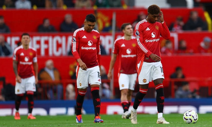 Cầu thủ Man Utd thất vọng sau bàn thua thứ hai. Ảnh: Reuters